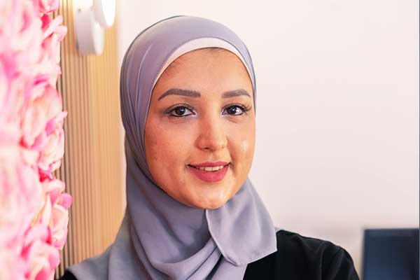 الدكتورة سارة الدندل: قصة نجاح في مجال طب الأسنان